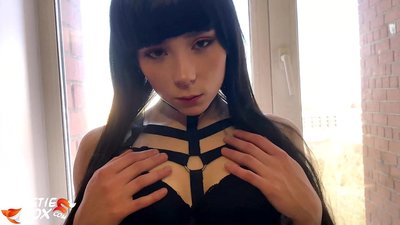 Hot Brunette suger dypt og følsomt knullet for penger