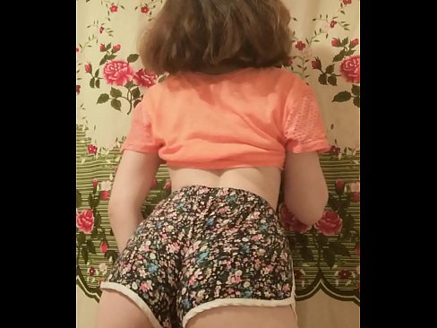 ❤️ Sexy ung babe tar av seg shortsen på kamera ❤❌  Sex hos oss