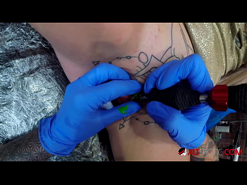 ❤️ Ekstremt tatovert hottie Sully Savage tok en tatovering på klitoris ❤❌  Sex hos oss